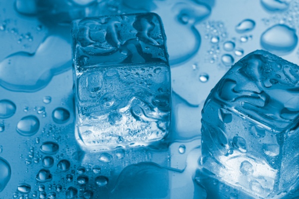 Livraison de glaçons à Saint-Tropez : pourquoi c’est indispensable pour vos soirées