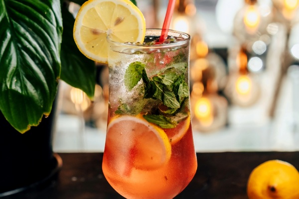 L’Art du Cocktail : Pourquoi le choix du glaçon change tout à vos boissons ?