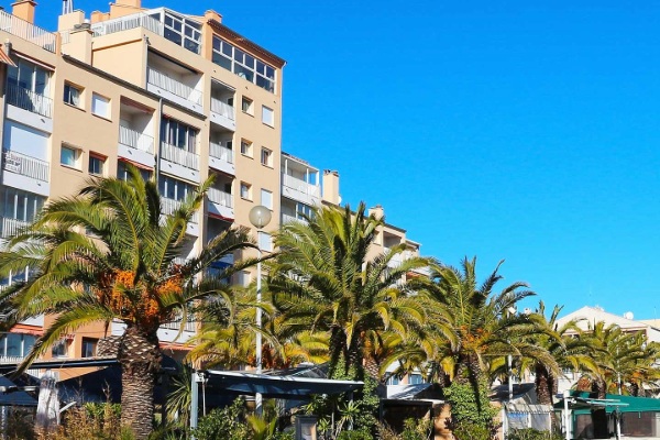 Livraison de Glaçons à Hyères et à la Presqu’île de Giens : Fraîcheur garantie pour vos sorties et événements