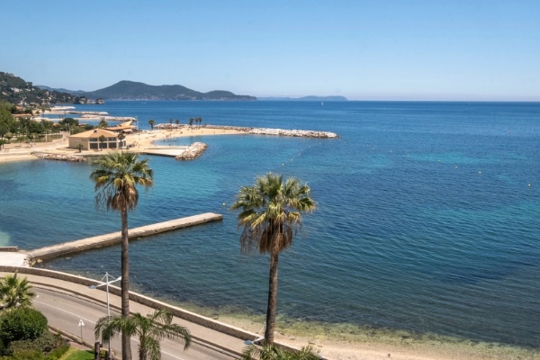 Livraison de Glaçons à Toulon : Le partenaire fraîcheur des bars et restaurants du Mourillon et du Centre-Ville